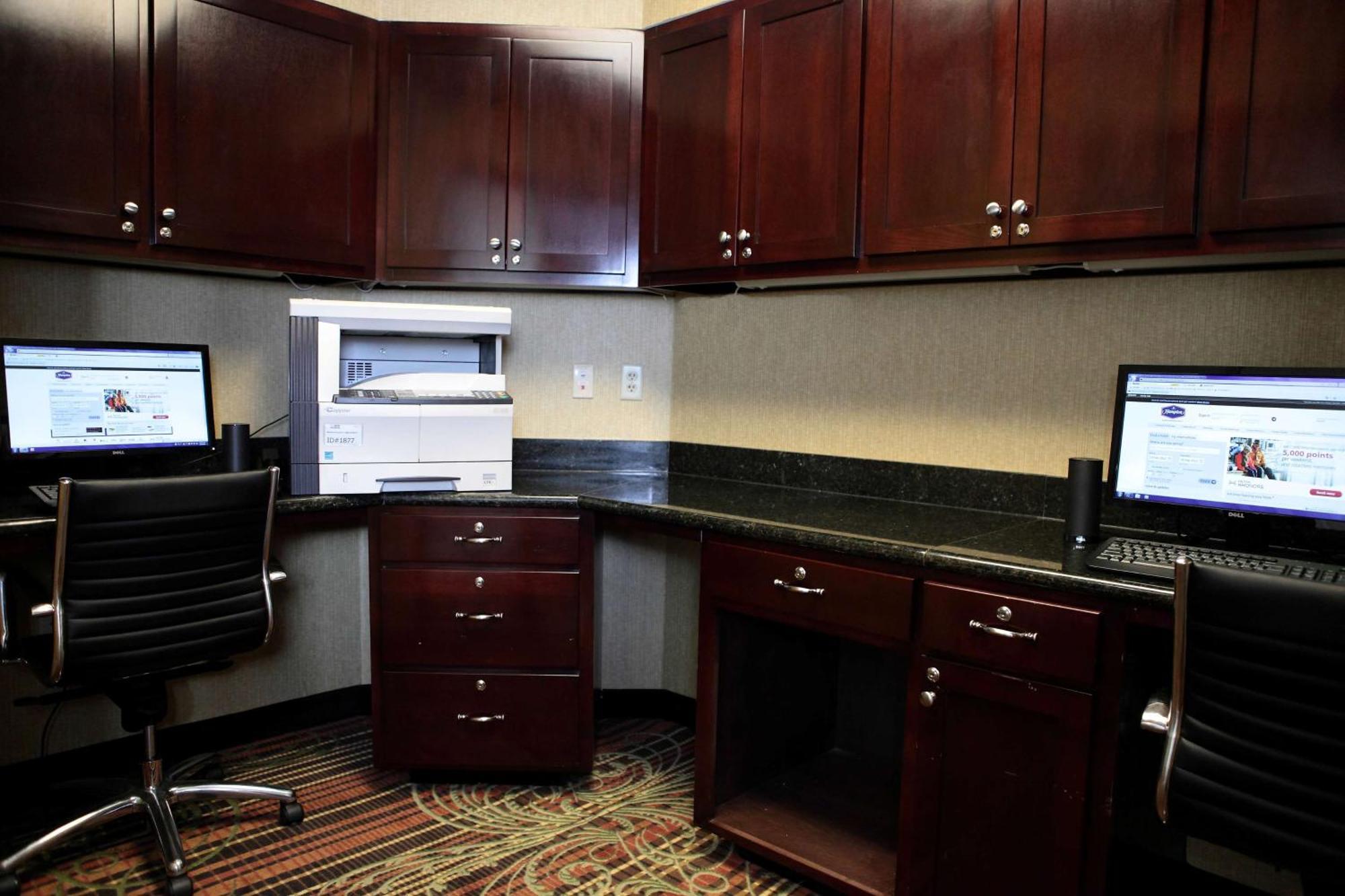 Hampton Inn Milan Bagian luar foto