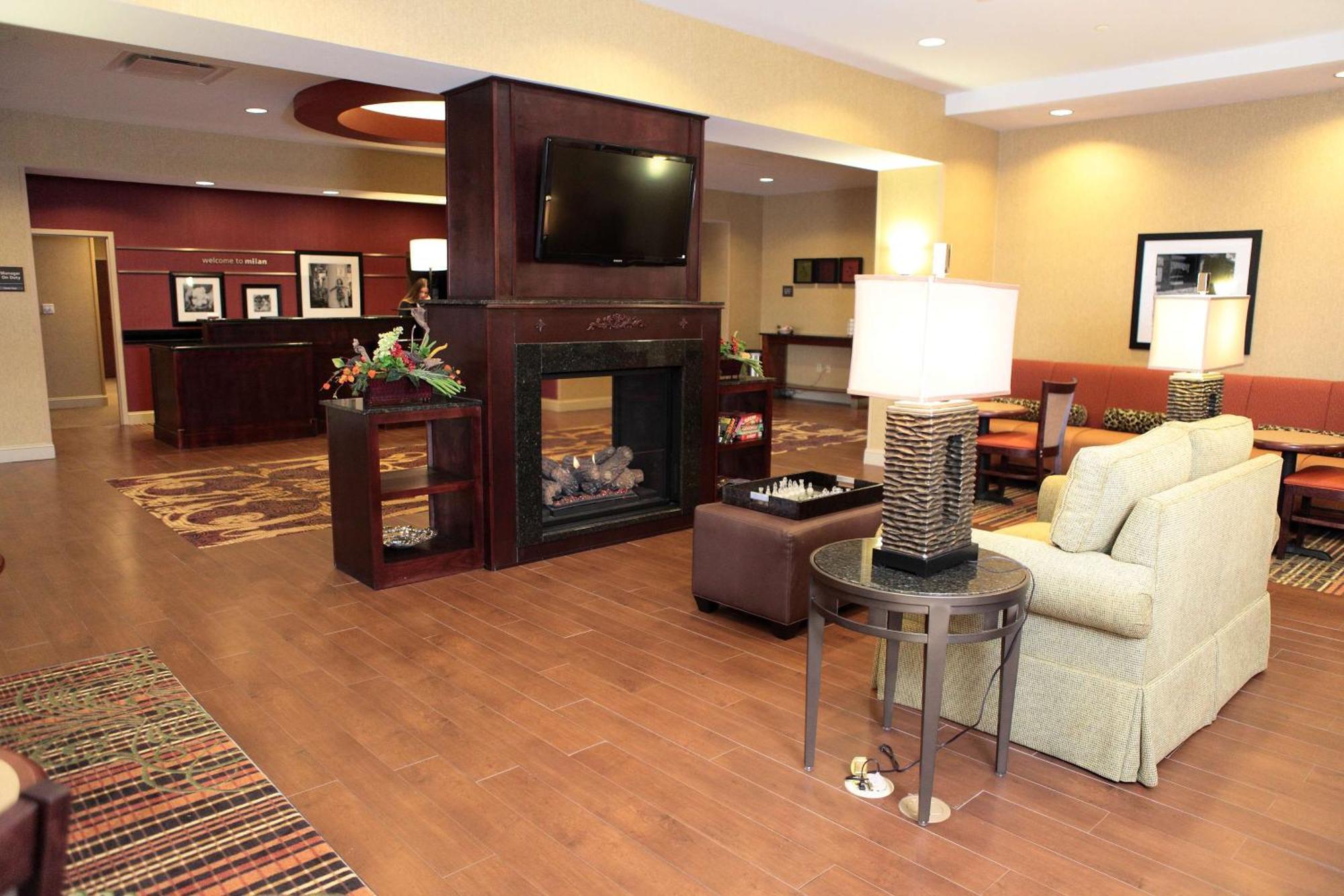 Hampton Inn Milan Bagian luar foto